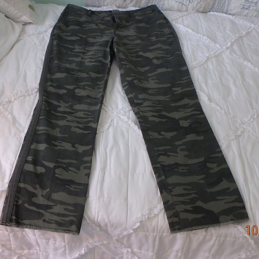 Camo pants with raw/fringed hem and outer leg seam trim
